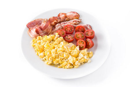 早餐有炒鸡蛋，培根和西红柿，白色背景
