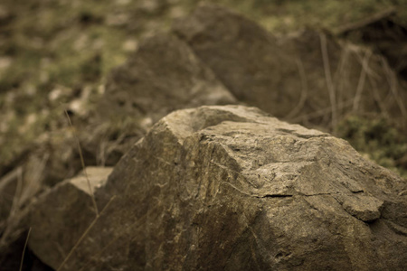 花岗岩岩石在老式调色。 花岗岩靠近。 棕色石头的纹理。 带有萼片的天然材料