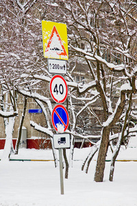 建筑物附近积雪下的路标