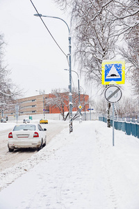 靠近铁栅栏雪下的路标