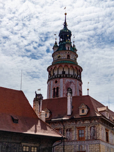 捷克共和国的联合国教科文组织世界遗产城市CeskyKrumlov的风景，历史建筑教堂和蓝天前的狭窄街道