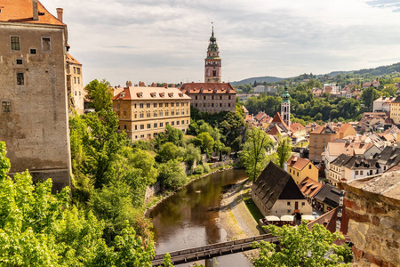 捷克共和国的联合国教科文组织世界遗产城市CeskyKrumlov的风景，历史建筑教堂和蓝天前的狭窄街道