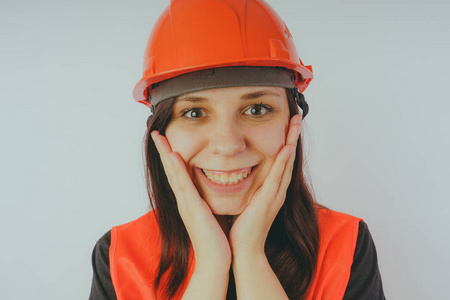 女建筑工人道路工人或码头工人戴头盔和橙色背心的妇女