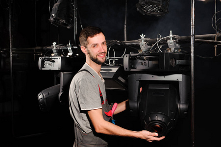 舞台工作人员把灯摆好照片