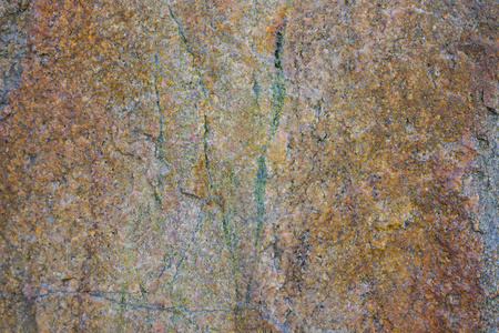花岗岩纹理接近。 具有多孔表面的花岗岩岩石。 来自实心石头的背景。 天然材料图案