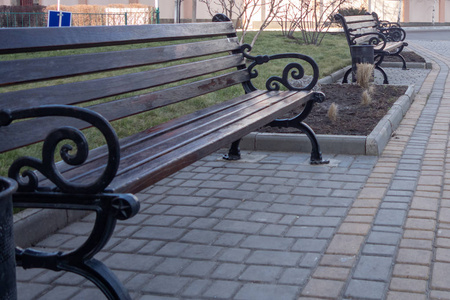 城市公园里金属和木头的漂亮长凳。