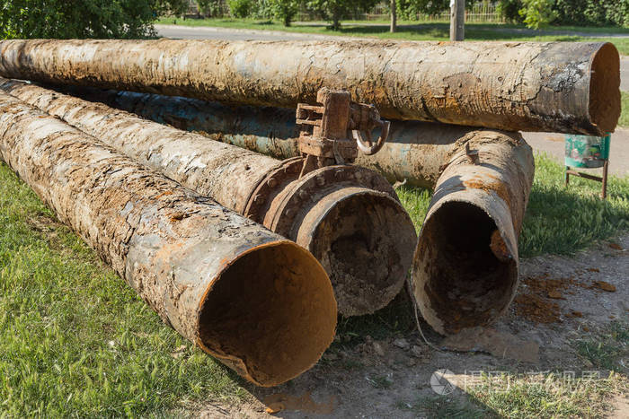旧大水管的碎片. 经过多年的运行,腐蚀金属管被破坏. 带孔金属腐蚀的
