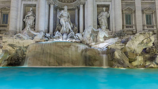 在意大利罗马的夜晚关闭美丽的特雷维喷泉