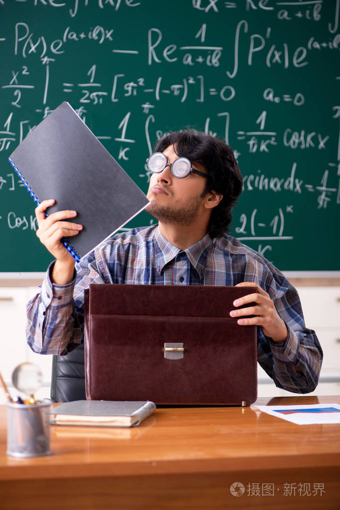 有趣的男数学老师在教室里