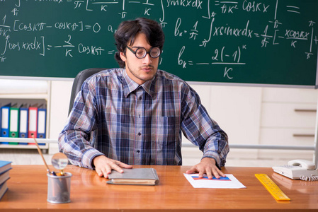 有趣的男数学老师在教室里