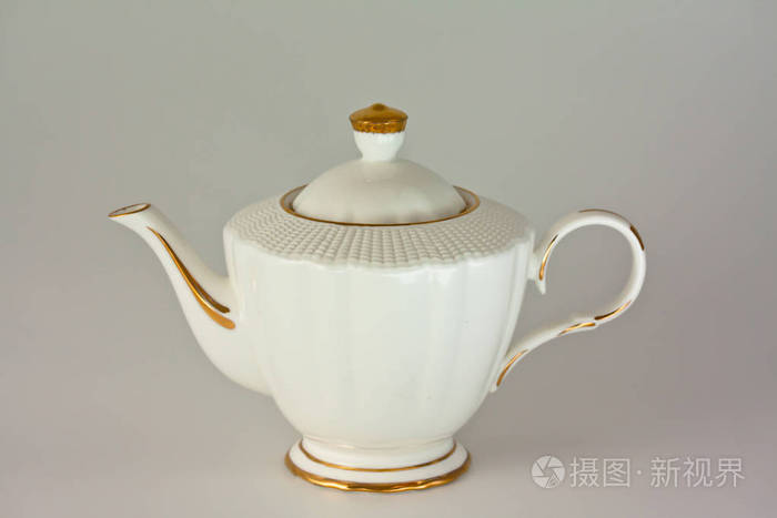 白色背景的漂亮白瓷茶壶