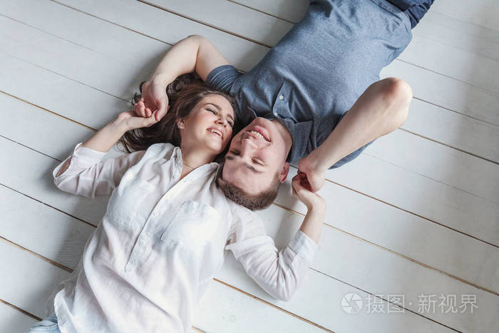 年轻女人拥抱男朋友的白色背景.
