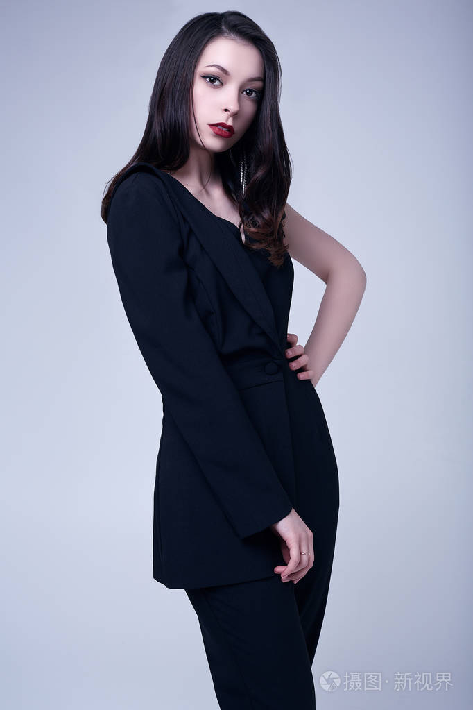 时尚肖像,优雅的哥特式黑发女子,红唇,黑色西装,孤立在白色背景在工作