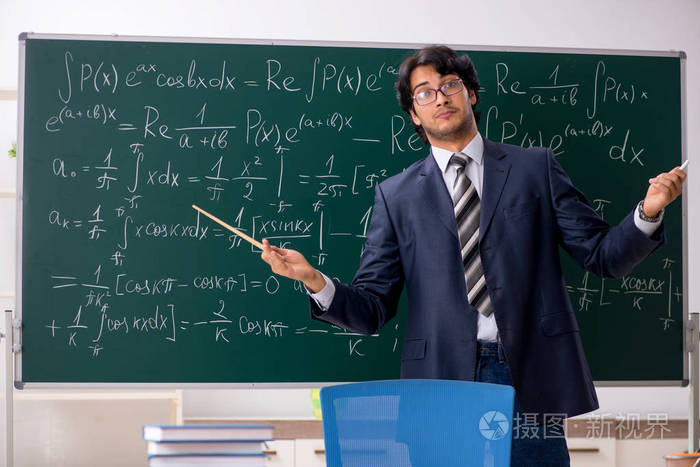 年轻的男数学老师在教室里
