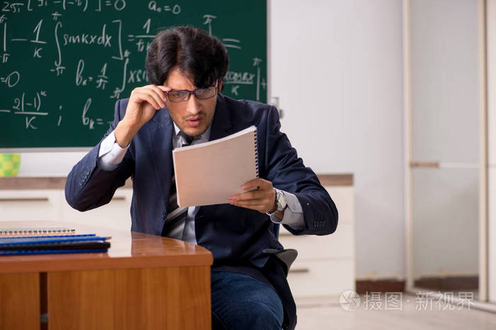 年轻的男数学老师在教室里