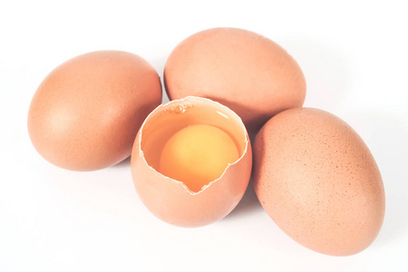 新鲜和生鸡蛋在鸡蛋的白色背景。