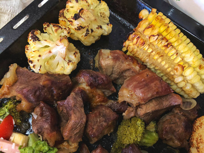 蔬菜和玉米烤箱中烤牛肉的盘