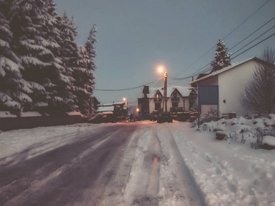 晚上可以看到小镇的景色, 路上有雪。雪中的树。巴库里亚尼山区滑雪胜地