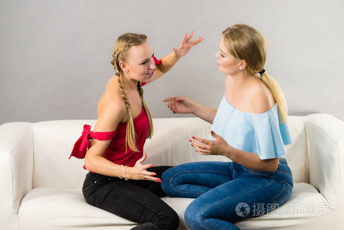 两个年轻漂亮的女人吵架后互相生气友谊竞争和嫉妒问题