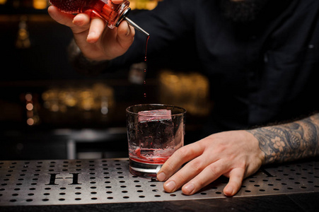的破瓶子里往美味的鸡尾酒里加了一杯苦酒相似素材图片-摄图新视界