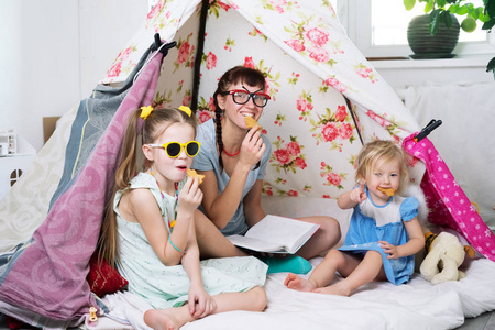 家庭时间 妈妈和一些姐妹的孩子在家里玩一个孩子们自制的帐篷
