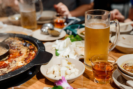 啤酒，蔬菜和..在一家中国餐馆吃饭。东亚美食特写镜头..