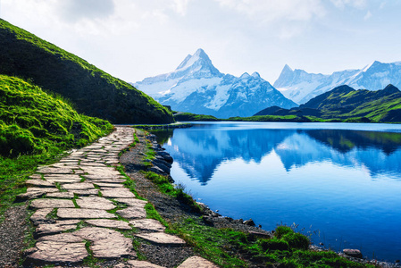 瑞士阿尔卑斯山巴查尔普湖的风景如画的景色