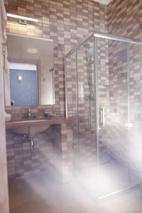 浴室舒适客房淋浴马赛克瓷砖洗脸盆