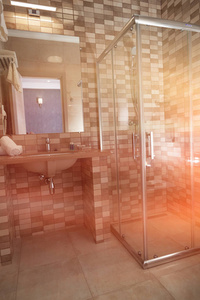 浴室舒适客房，淋浴马赛克瓷砖脸盆