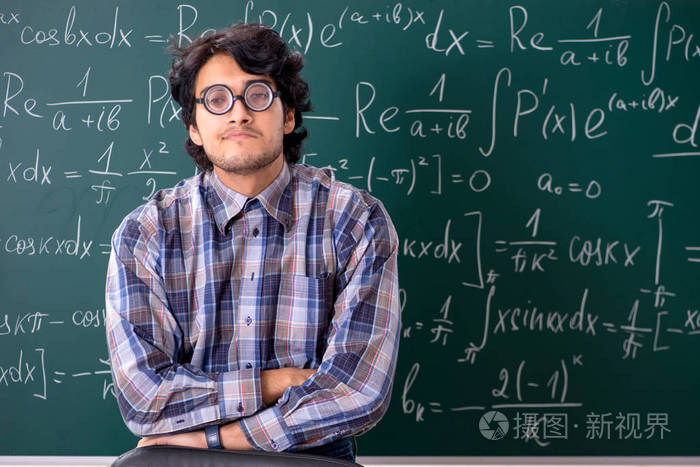 有趣的男数学老师在教室里