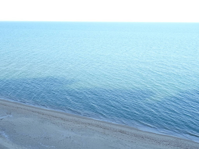 海岸有干净的蓝水和水景