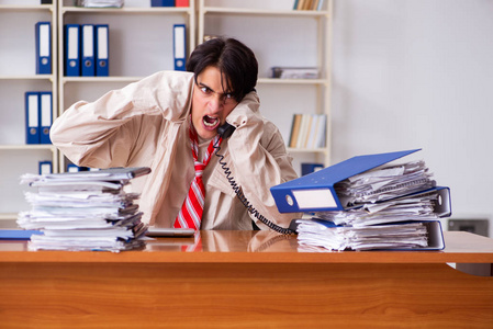 海峡两岸夹克在办公室穿着紧身衣的疯狂年轻人照片