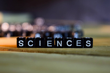 科学概念木块在桌子上。随着个人发展教育和动机观念的模糊背景