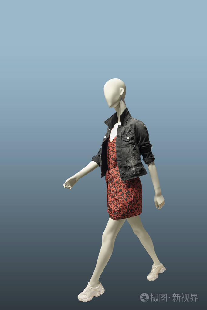 全长女人体模特穿着时髦的衣服与世隔绝无品牌名称或版权对象