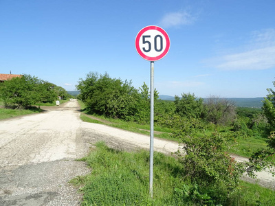 限速50公里/小时的街牌照片