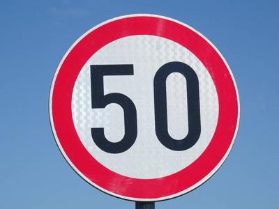 限速50公里/小时的街牌照片