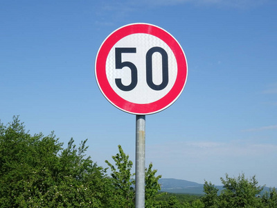 a1-限速 50 公里/每小时桦树路附近的路标限速日本路的各种交通标志