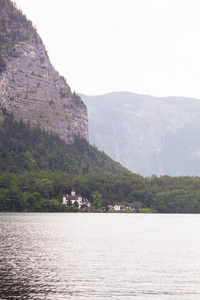 美丽的湖泊在奥地利的湖泊在山上与教堂。