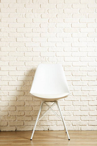 空顶阁楼风格的椅子在空白墙背景上有很多文本的复制空间。 可用的职位面试或谈判概念。