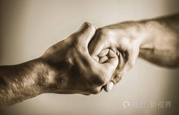 人帮助手监护保护友好的握手朋友们的问候救援救援之手男性握手团结在