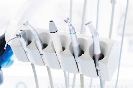 特写集的专业工具在牙医办公室的持有人。高键。耐力学概念
