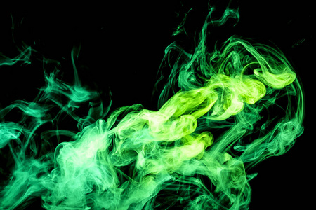 抽象艺术在黑色孤立的背景上涂上了绿色的烟雾。 英译汉1.在黑暗烟的运动
