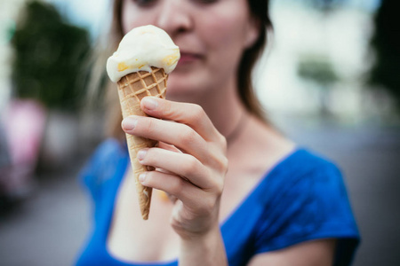 年轻女孩喜欢夏天模糊的冰淇淋