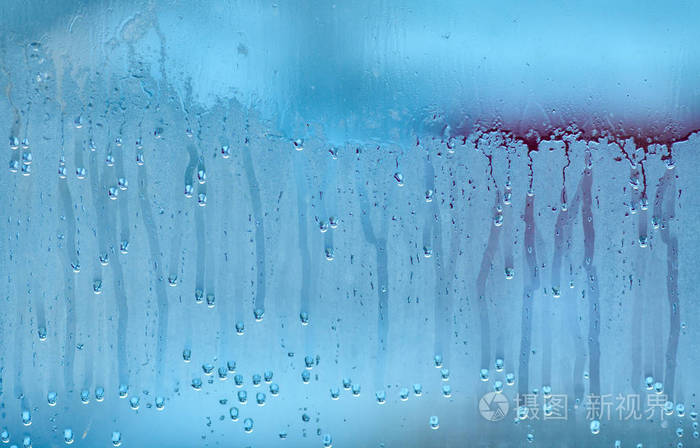 水滴在玻璃上窗户冷凝产生的天然水池背景