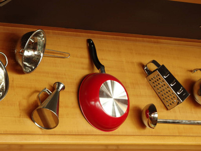 木板上的煎锅和厨房工具