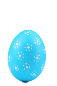 白色背景下的蓝色复活节彩蛋
