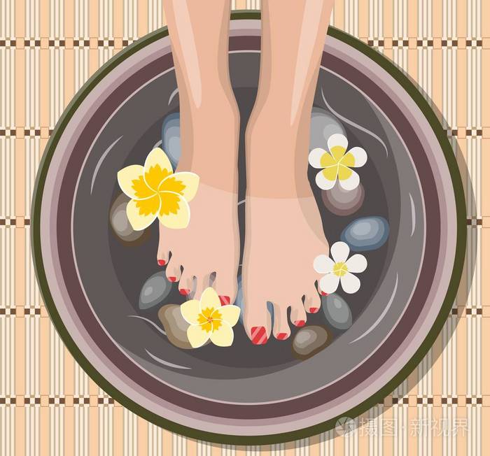 女性的脚在水疗修脚过程