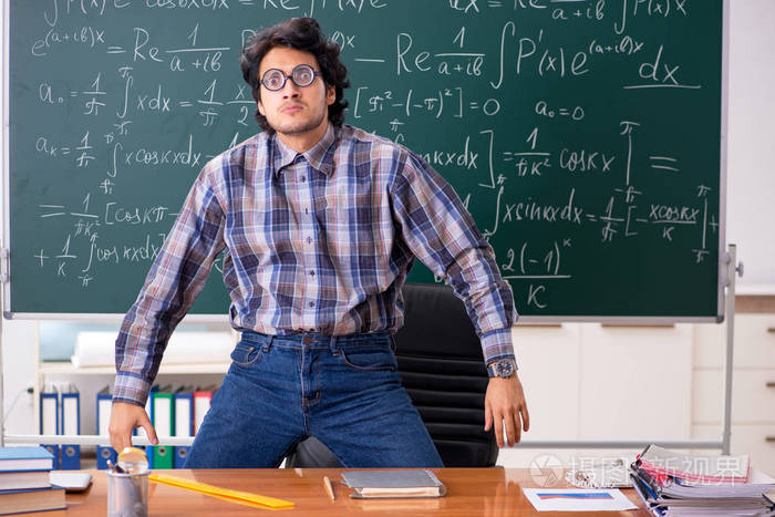 有趣的男数学老师在教室里照片-正版商用图片191a1m-摄图新视界