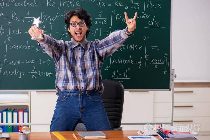 有趣的男数学老师在教室里