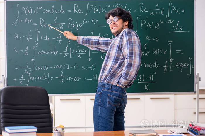 有趣的男数学老师在教室里
